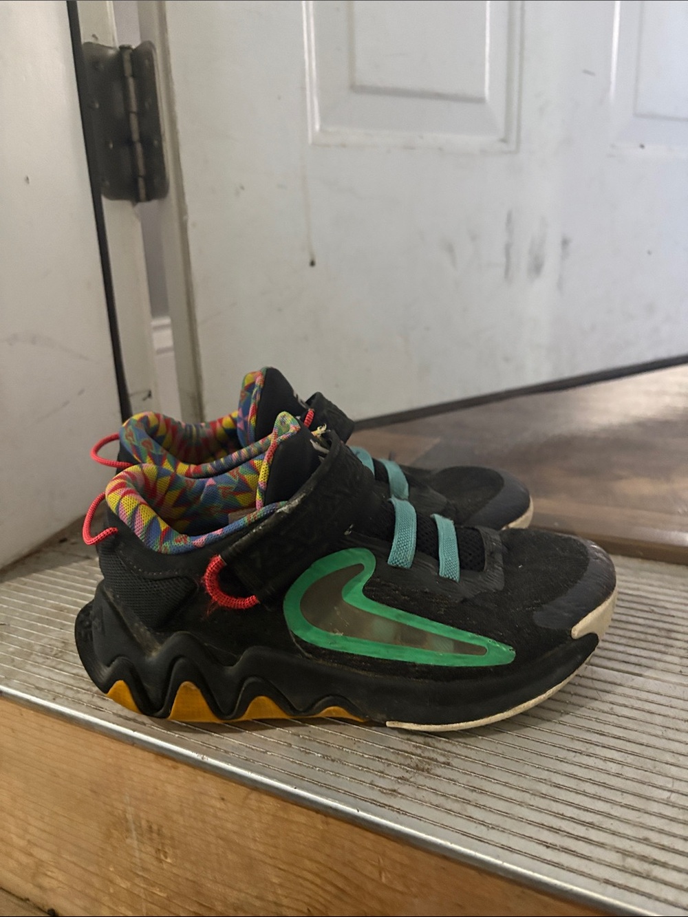 Boys, basketball shoes size 2.5y